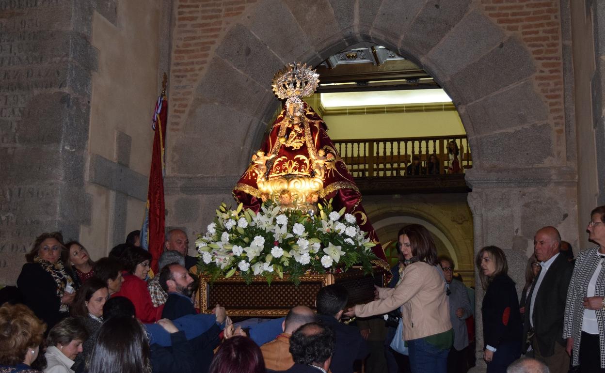 La Virgen de Piedraescrita a su llegada a la Parroquia en años anteriores. 