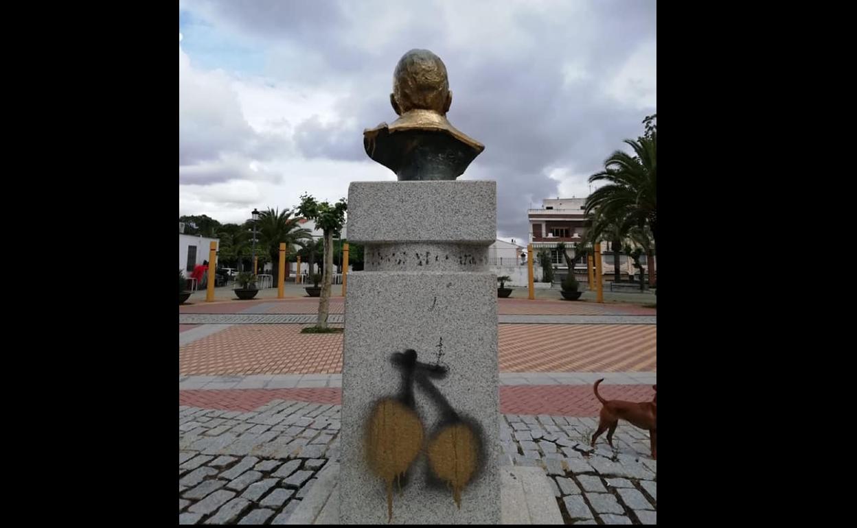 Aparecen pintadas en el busto de Bartolomé José Gallardo en el parque de la Constitución