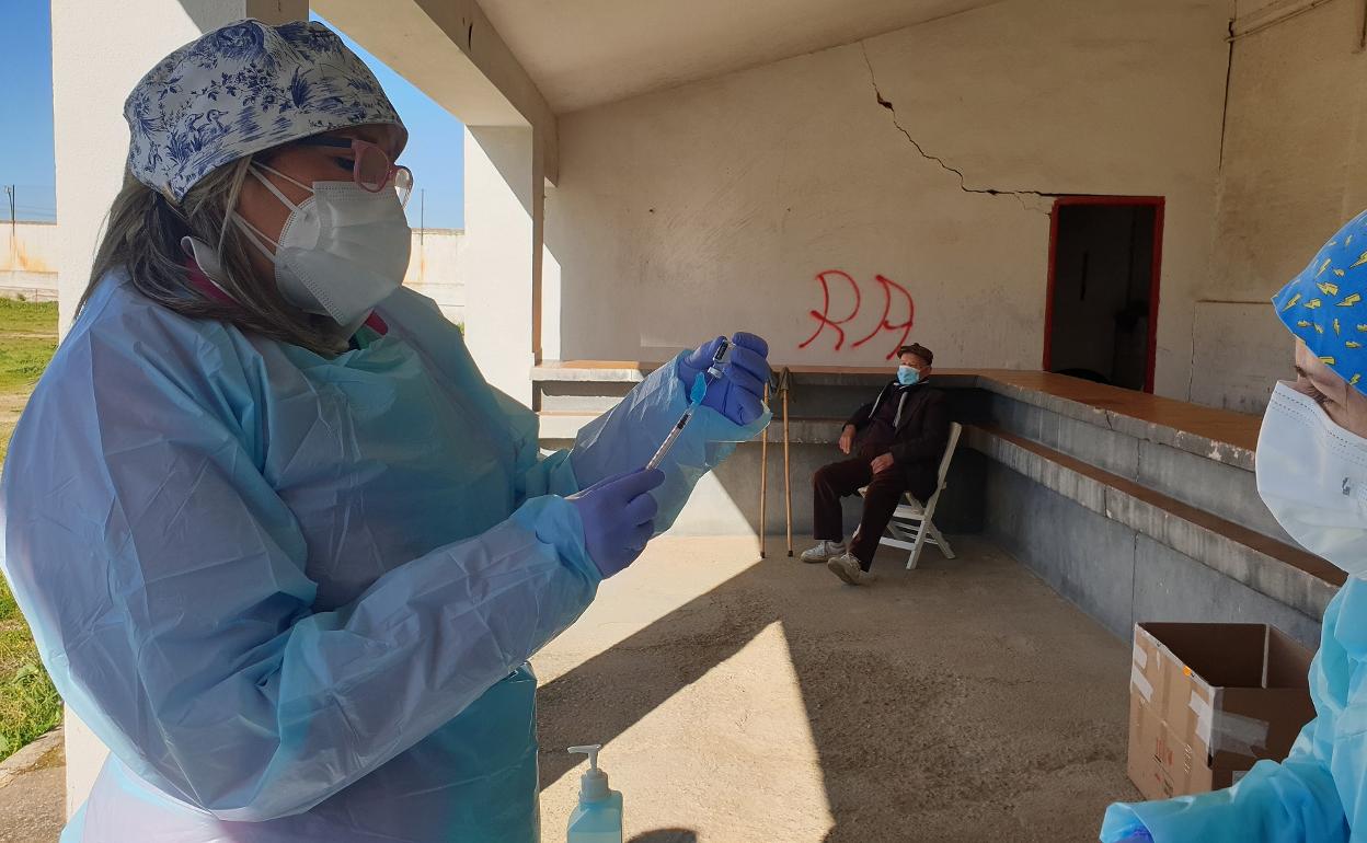 Campanario bate récord de vacunación, al administrar hoy 342 dosis