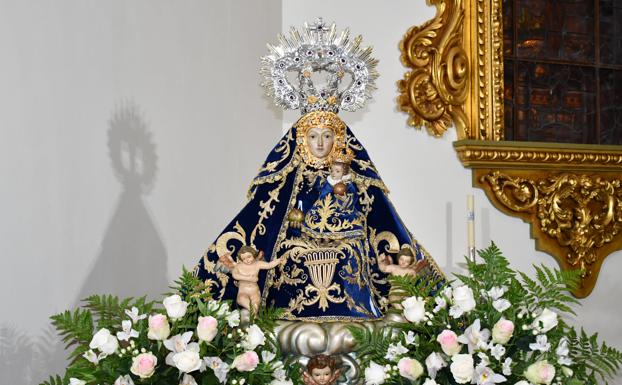 La Virgen de Piedraescrita engalanada para su día. l