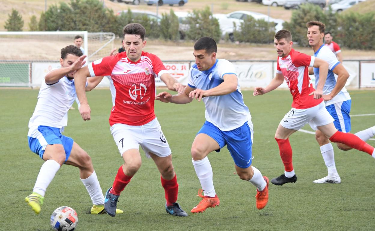Fidel lucha por el balón, en el partido frente al Olivenza. 