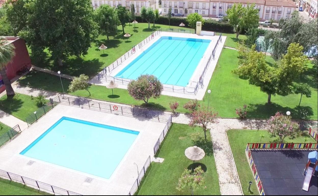Imagen de los dos vasos de la piscina de Campanario. 