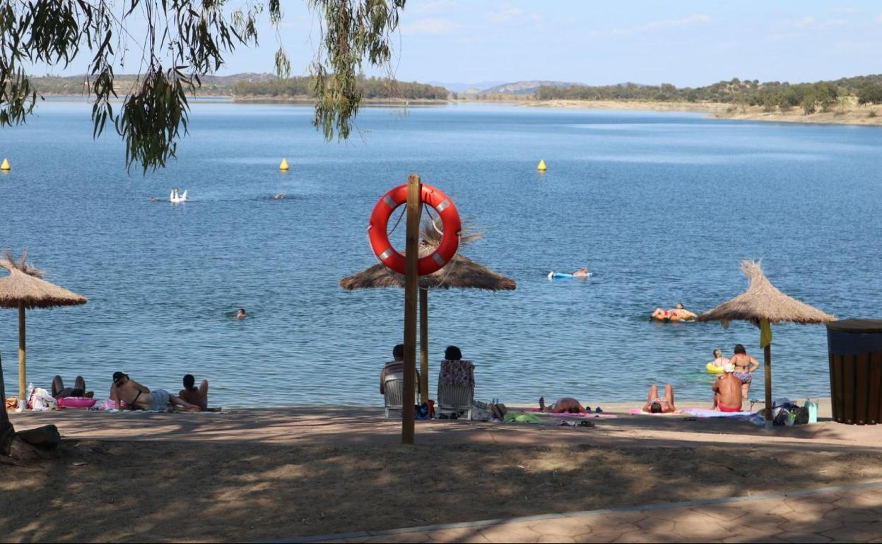 Playa de Campanario en el Pantano de Orellana. 
