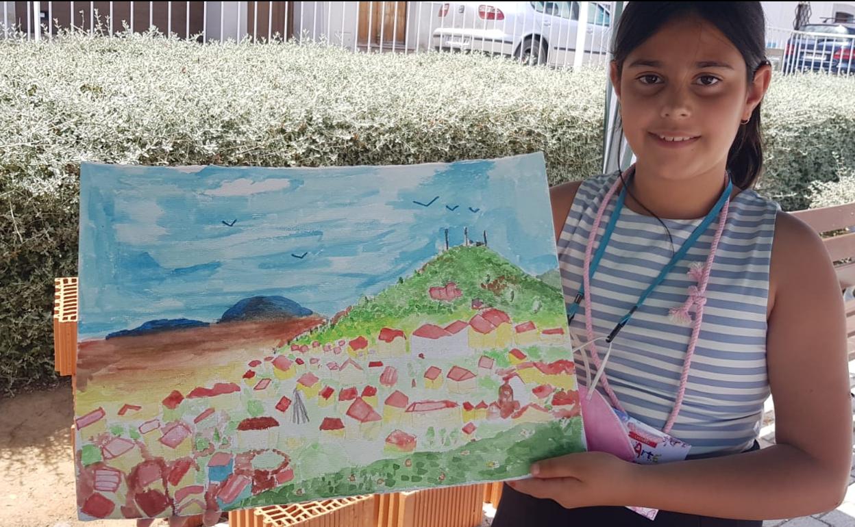 Jessica muestra el dibujo premiado en Castuera. 
