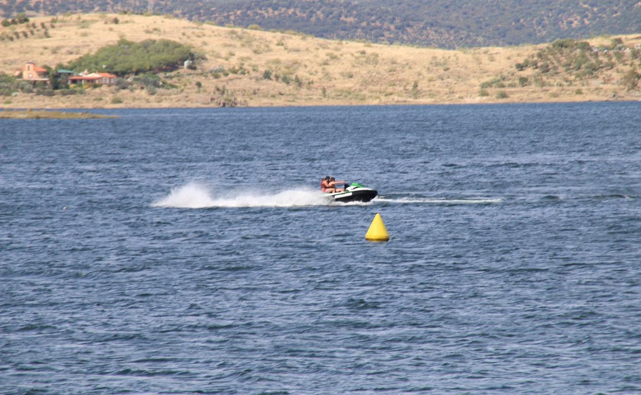 Paseo en moto acuática en el Pantano de Orellana. 