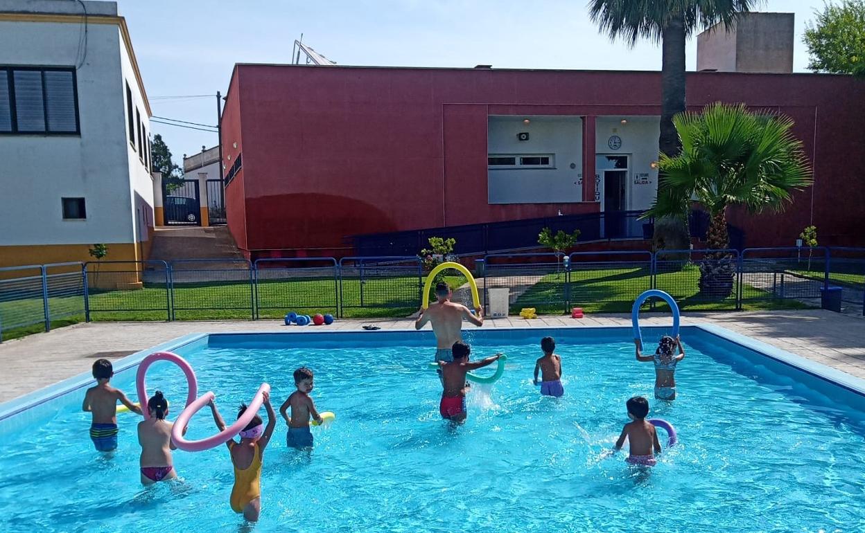 Alumnos de las clases de natación en la piscina de Campanario. 