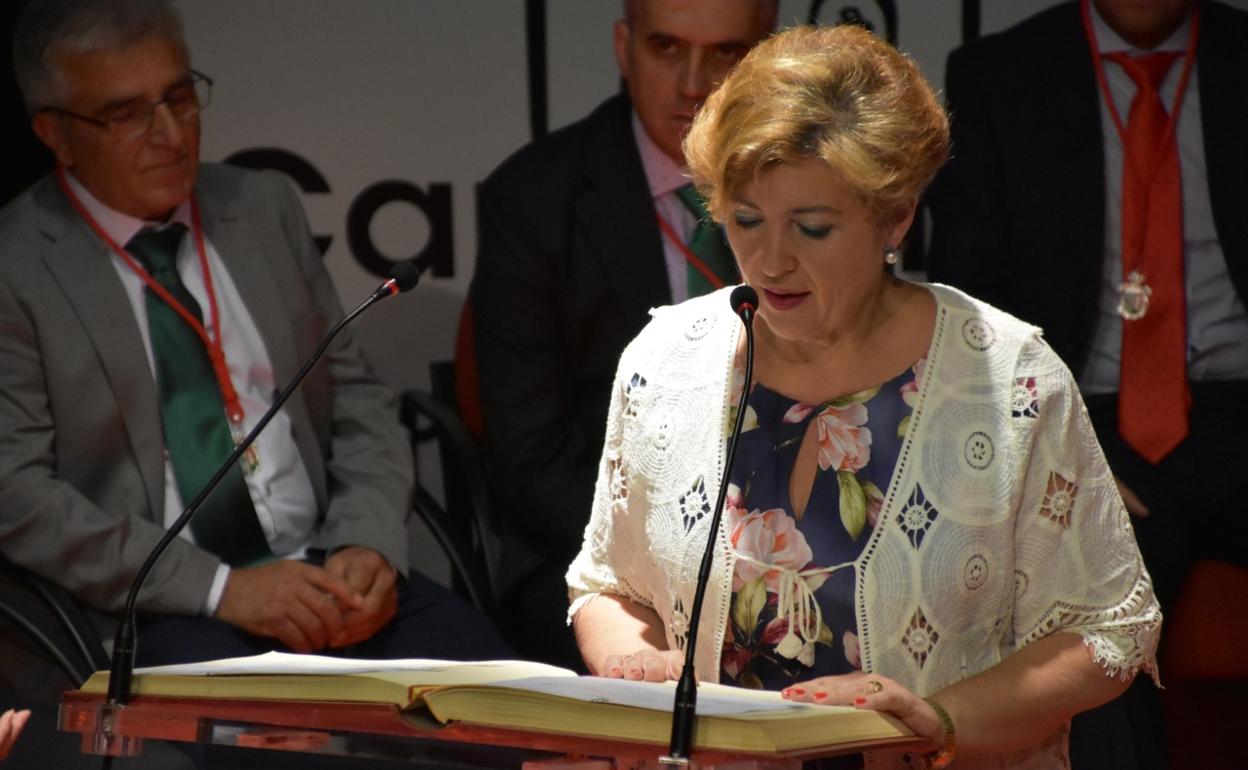 Magdalena Trenado, durante su juro del cargo como concejal. 