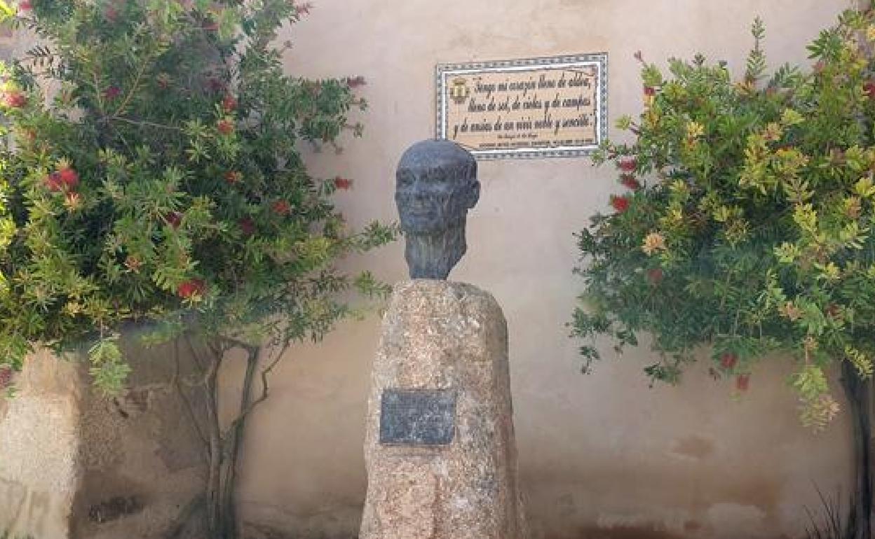 Busto de Antonio Reyes Huertas junto a la Plaza de España de Campanario. 
