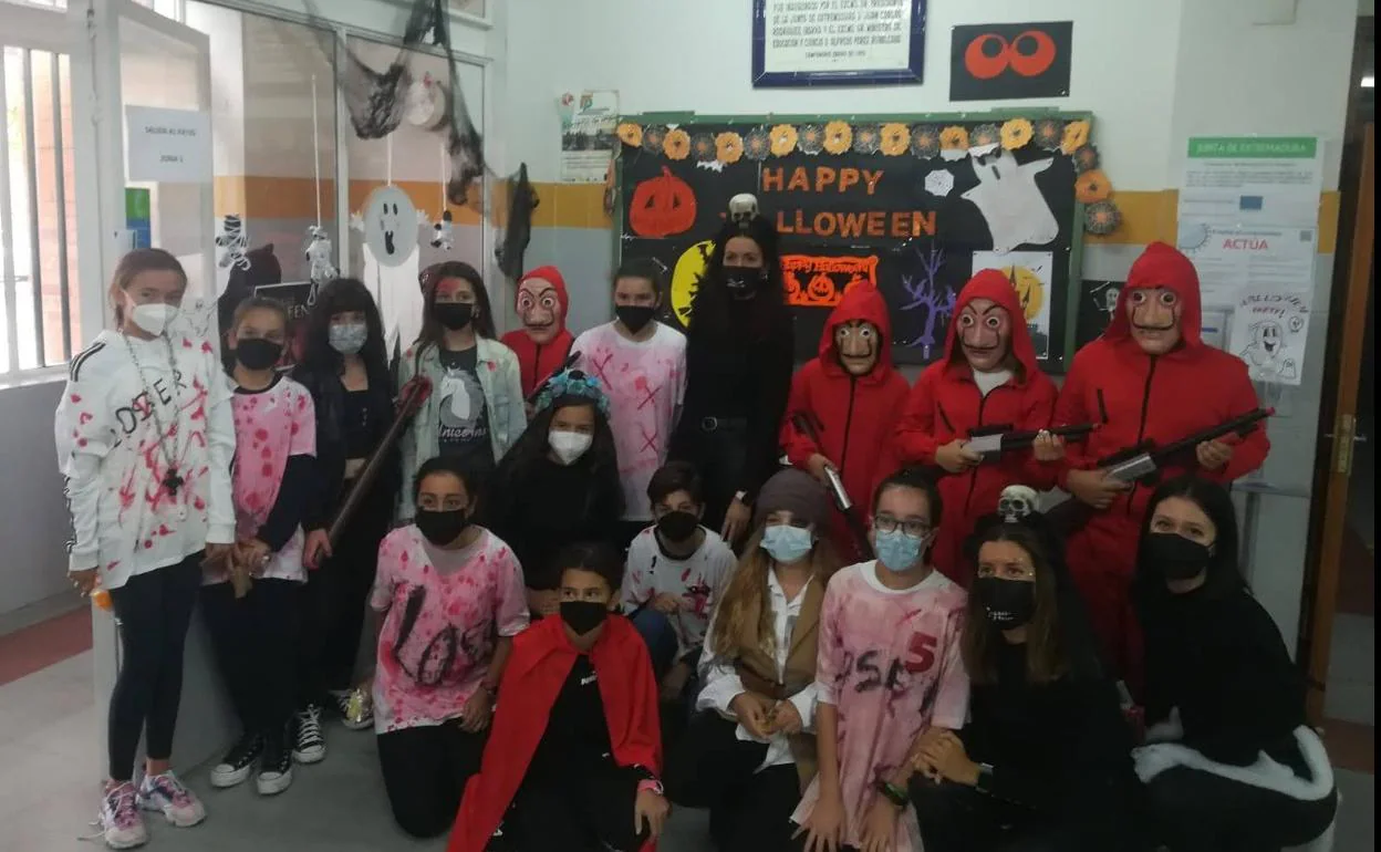 Alumnos disfrazados con motivo de Halloween. 