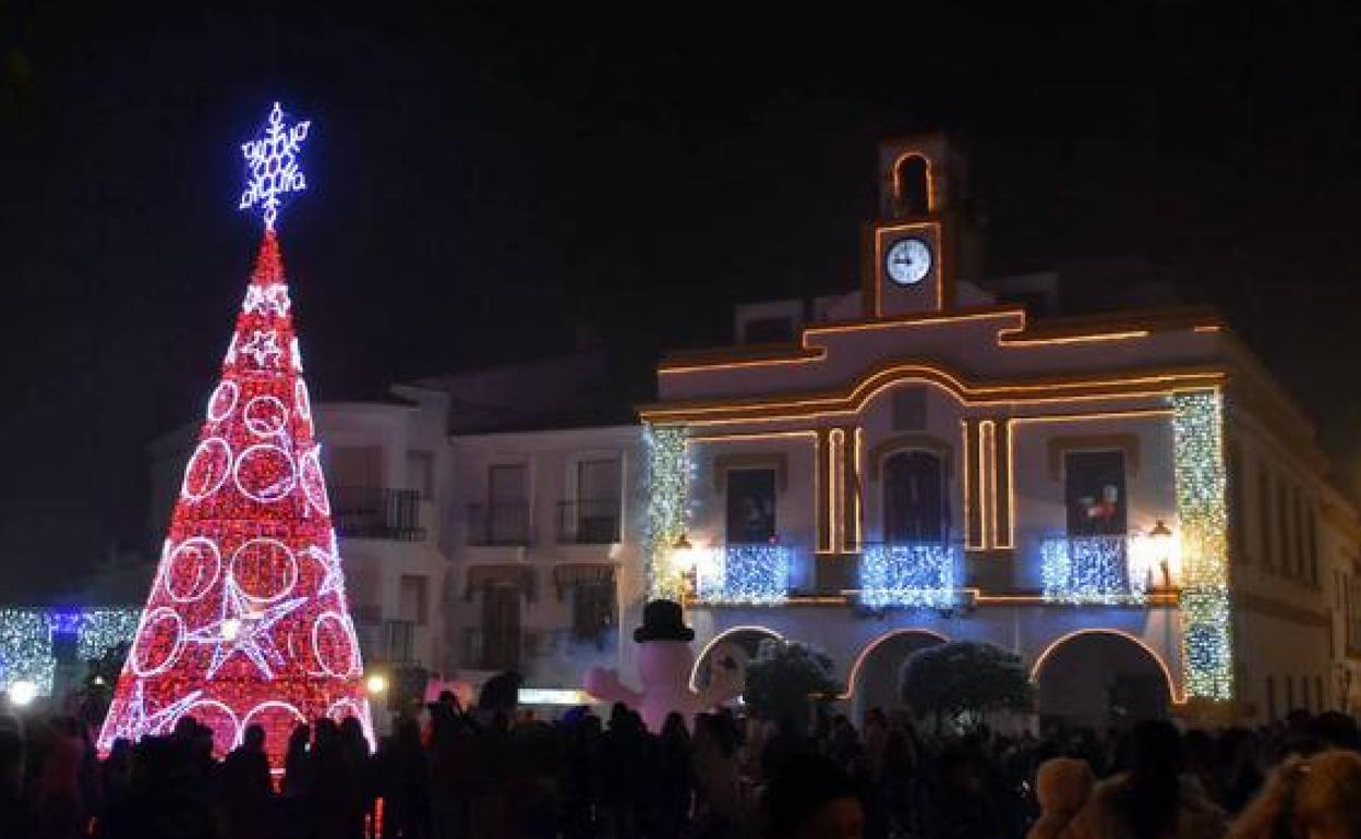 Árbol de Navidad iluminado en la plaza de España de Campanario. 