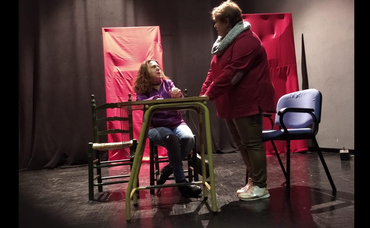 Juani e Inés ensayan la obra de teatro. 