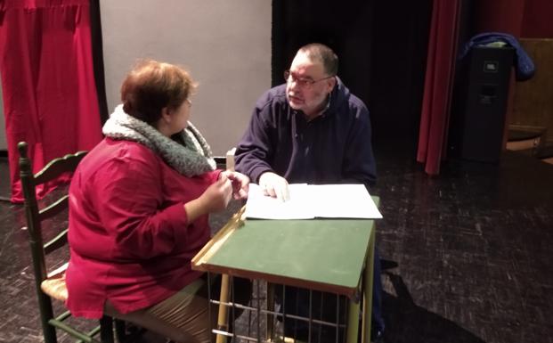 El director del grupo de teatro, Goyo Escudero, ensaya el texto con una de las actrices. 