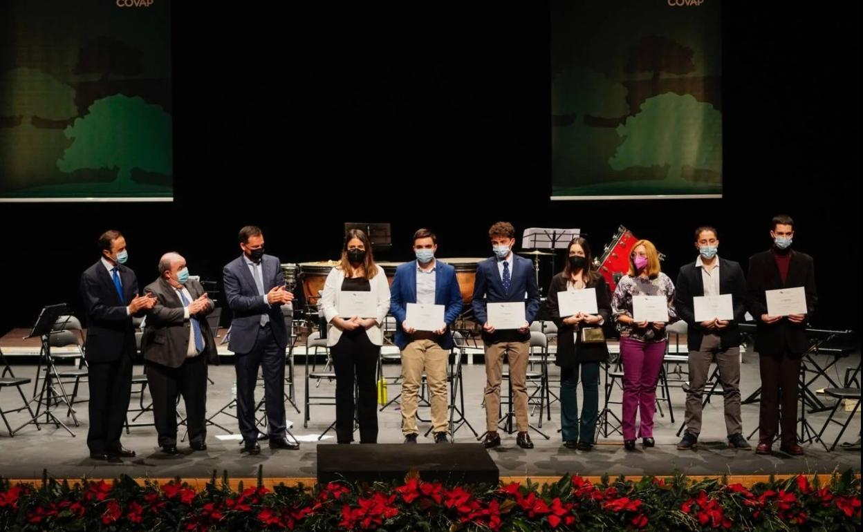 Manuel Caballero junto a otros premiados. 