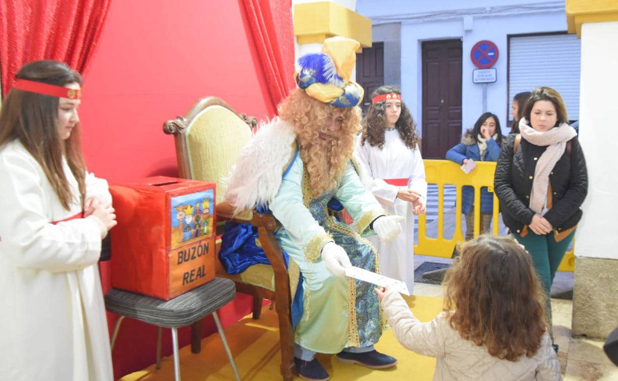 Recogida de cartas para los Reyes Magos en Campanario. 