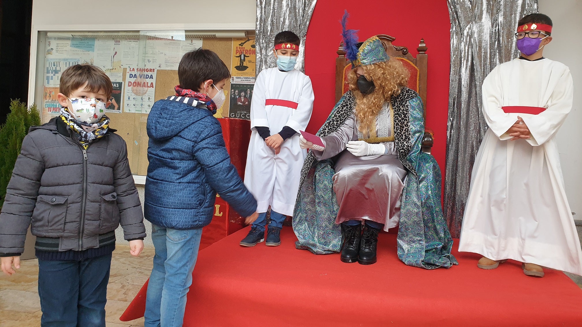 Los pequeños entregaron al Paje Real su carta dirigida a los Reyes Magos. 