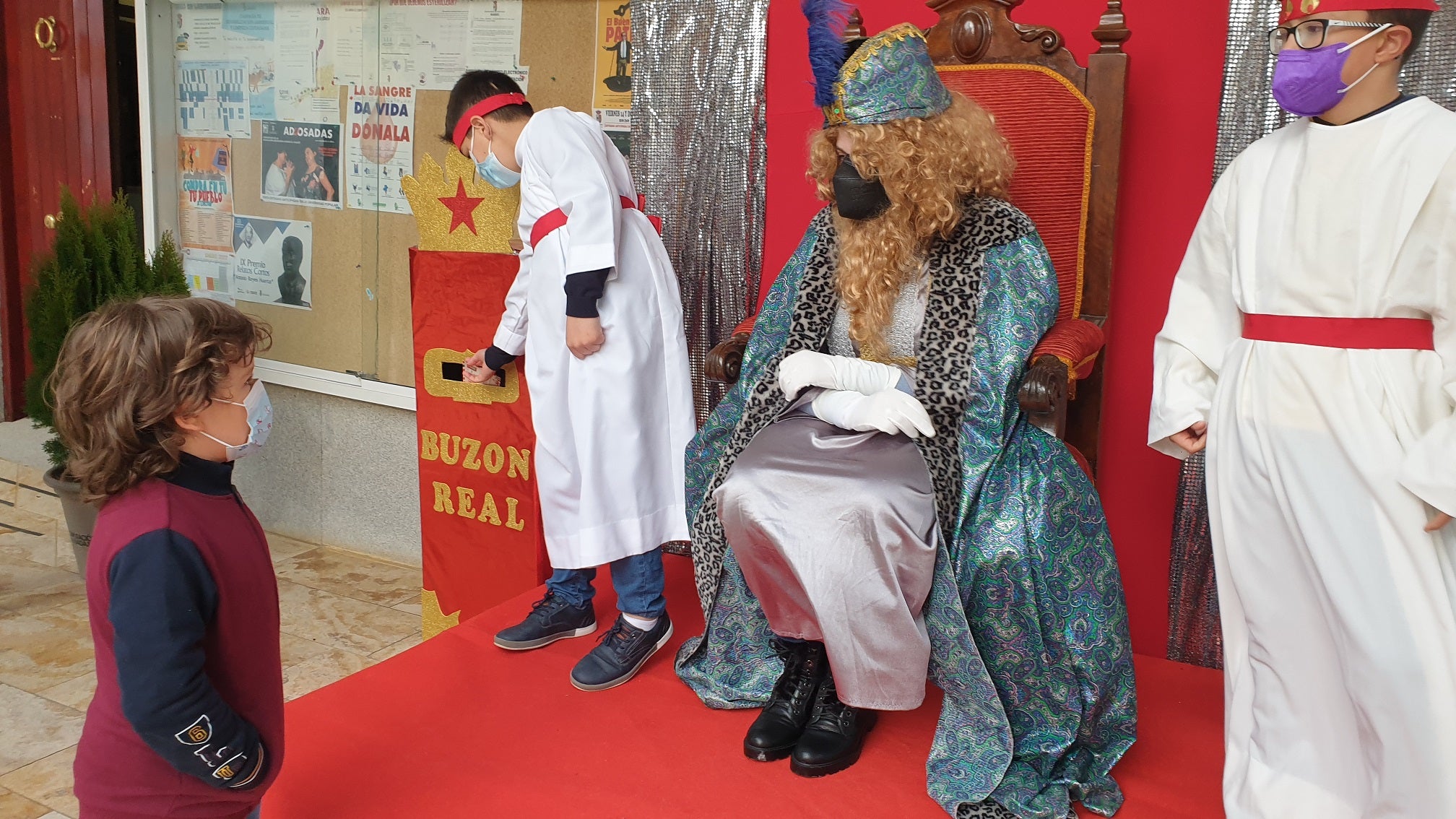 Los pequeños entregaron al Paje Real su carta dirigida a los Reyes Magos. 