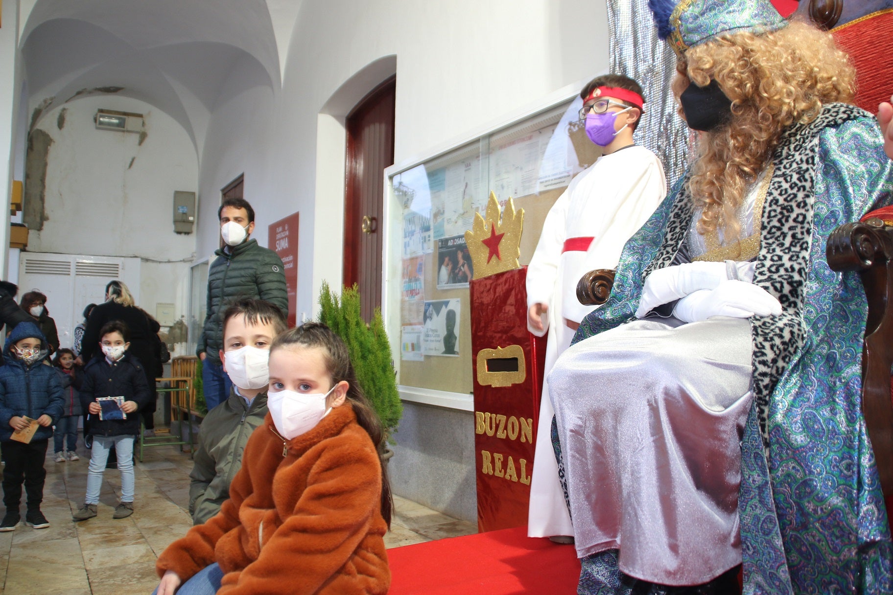 Los pequeños entregaron al Paje Real su carta dirigida a los Reyes Magos. 