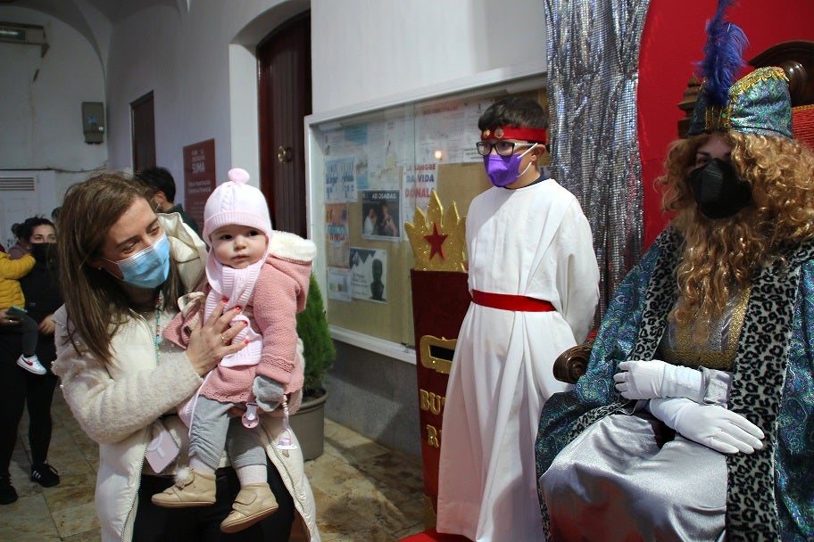 Los pequeños entregaron al Paje Real su carta dirigida a los Reyes Magos. 