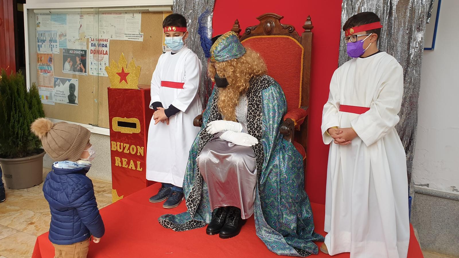 Los pequeños entregaron al Paje Real su carta dirigida a los Reyes Magos. 