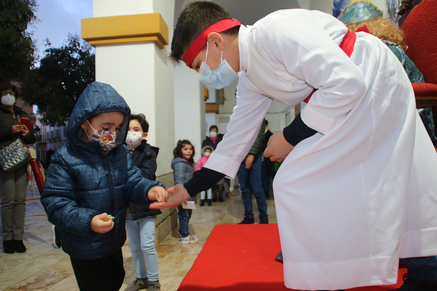 Los pequeños entregaron al Paje Real su carta dirigida a los Reyes Magos. 
