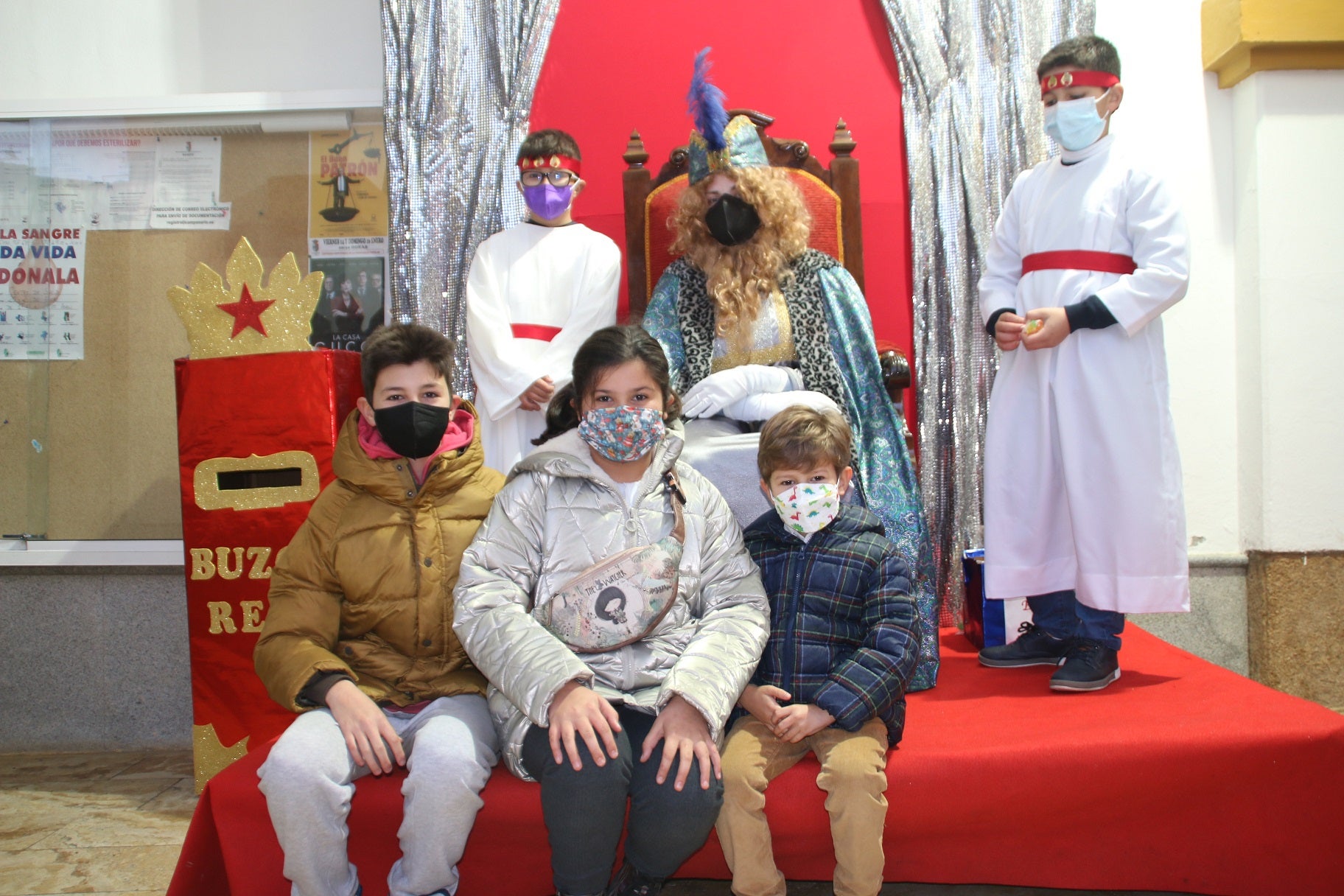 Los pequeños entregaron al Paje Real su carta dirigida a los Reyes Magos. 