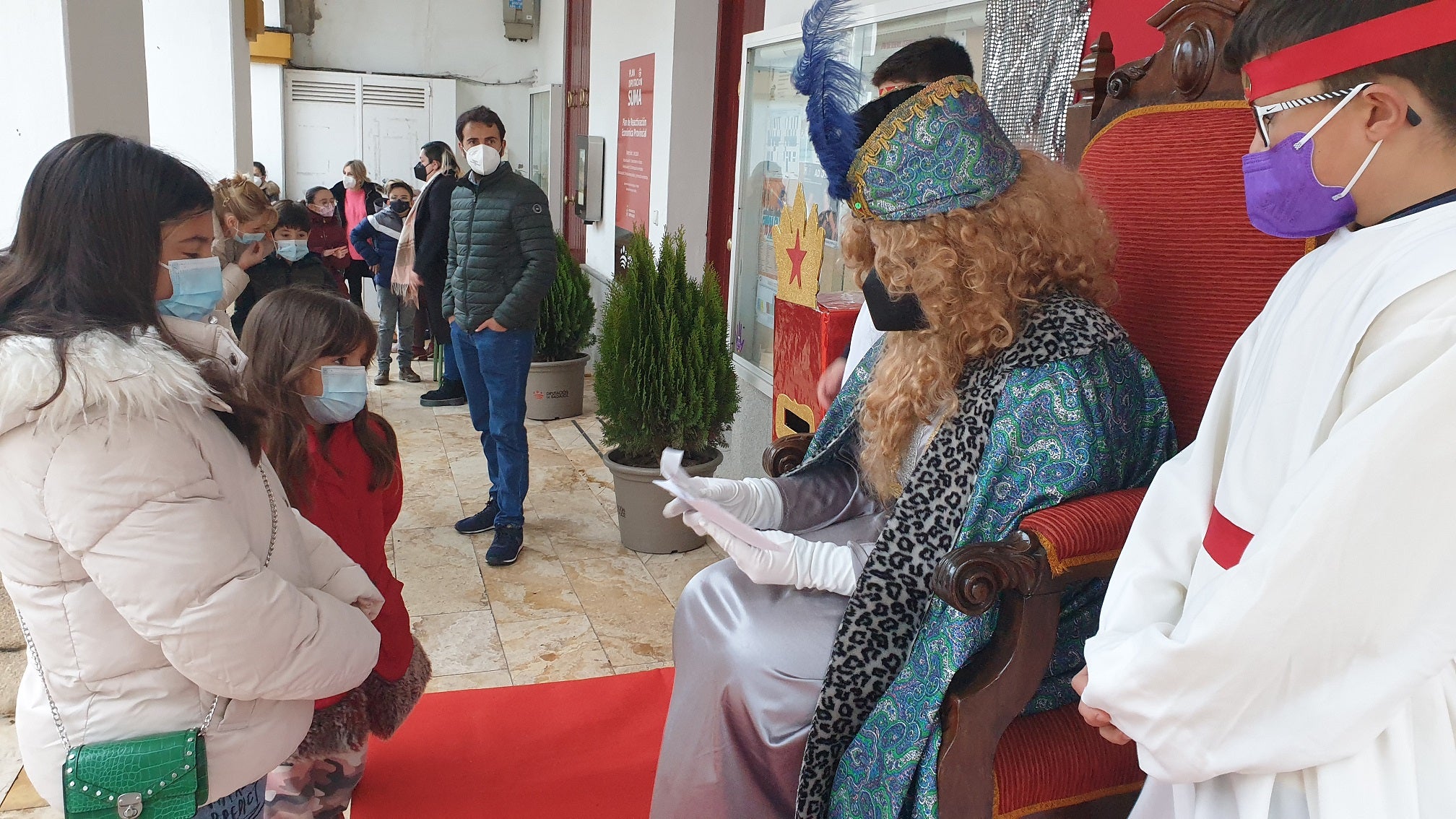 Los pequeños entregaron al Paje Real su carta dirigida a los Reyes Magos. 