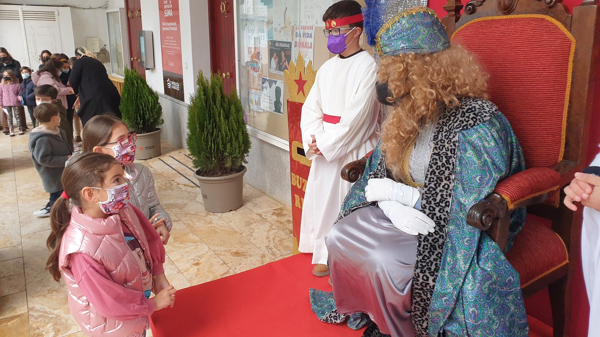 Los pequeños entregaron al Paje Real su carta dirigida a los Reyes Magos. 