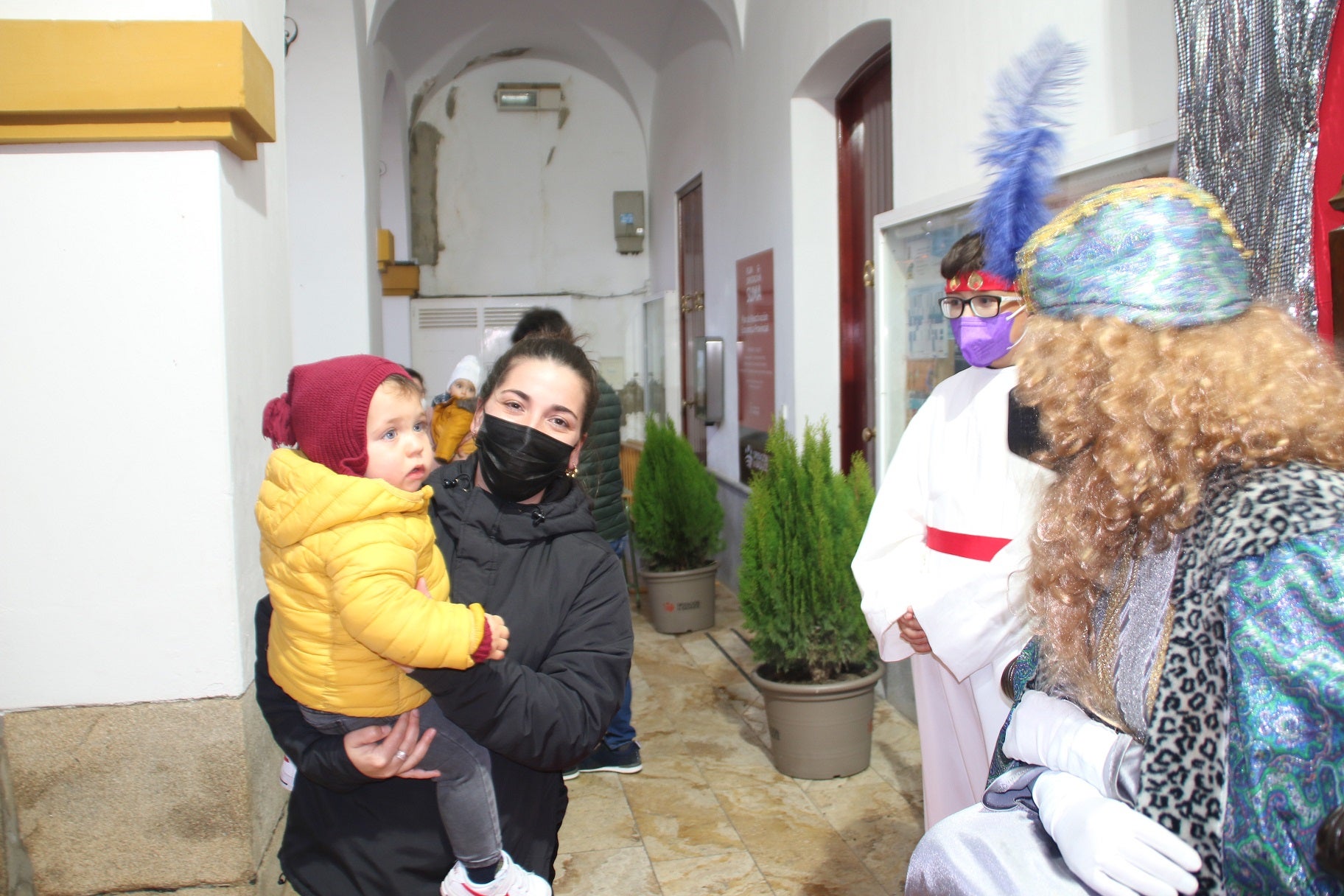 Los pequeños entregaron al Paje Real su carta dirigida a los Reyes Magos. 