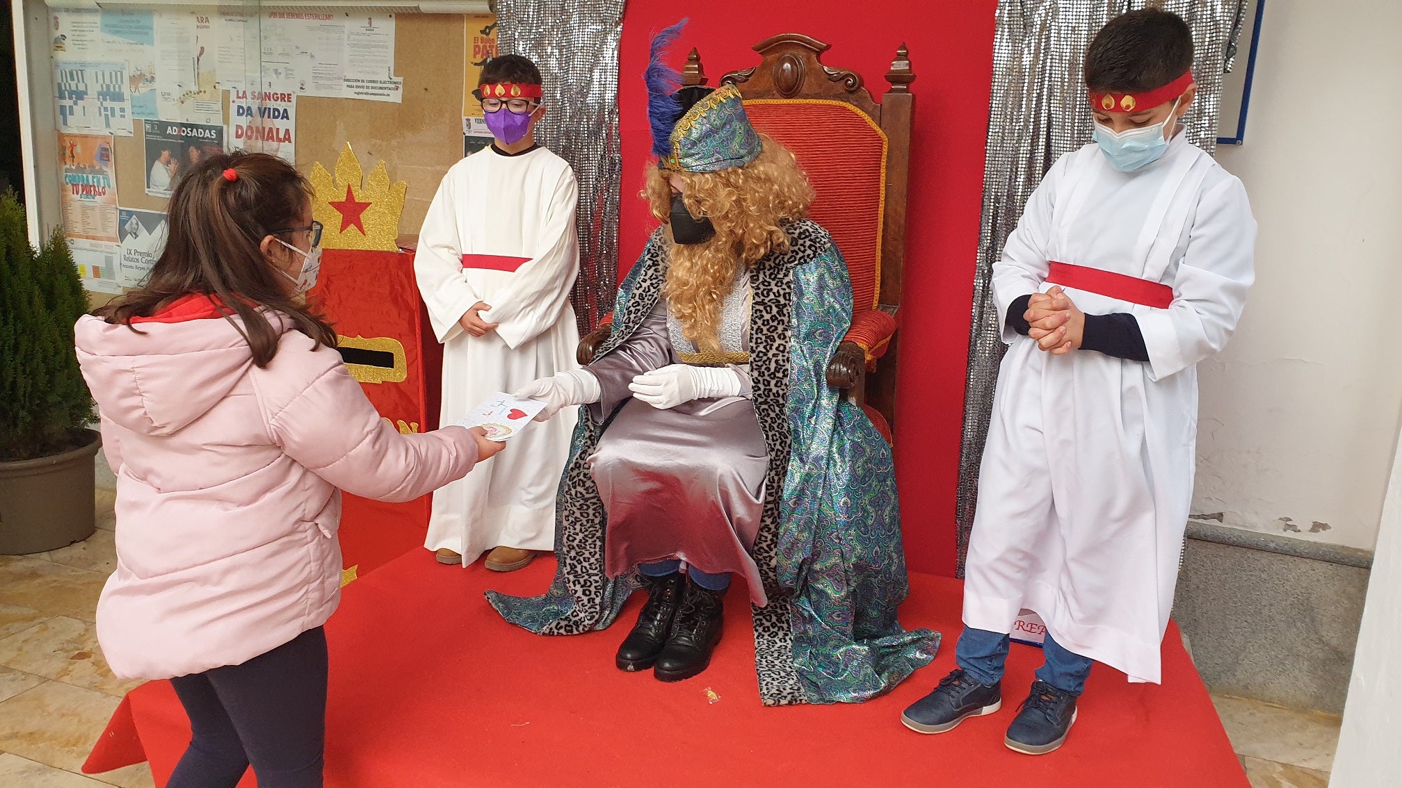 Los pequeños entregaron al Paje Real su carta dirigida a los Reyes Magos. 