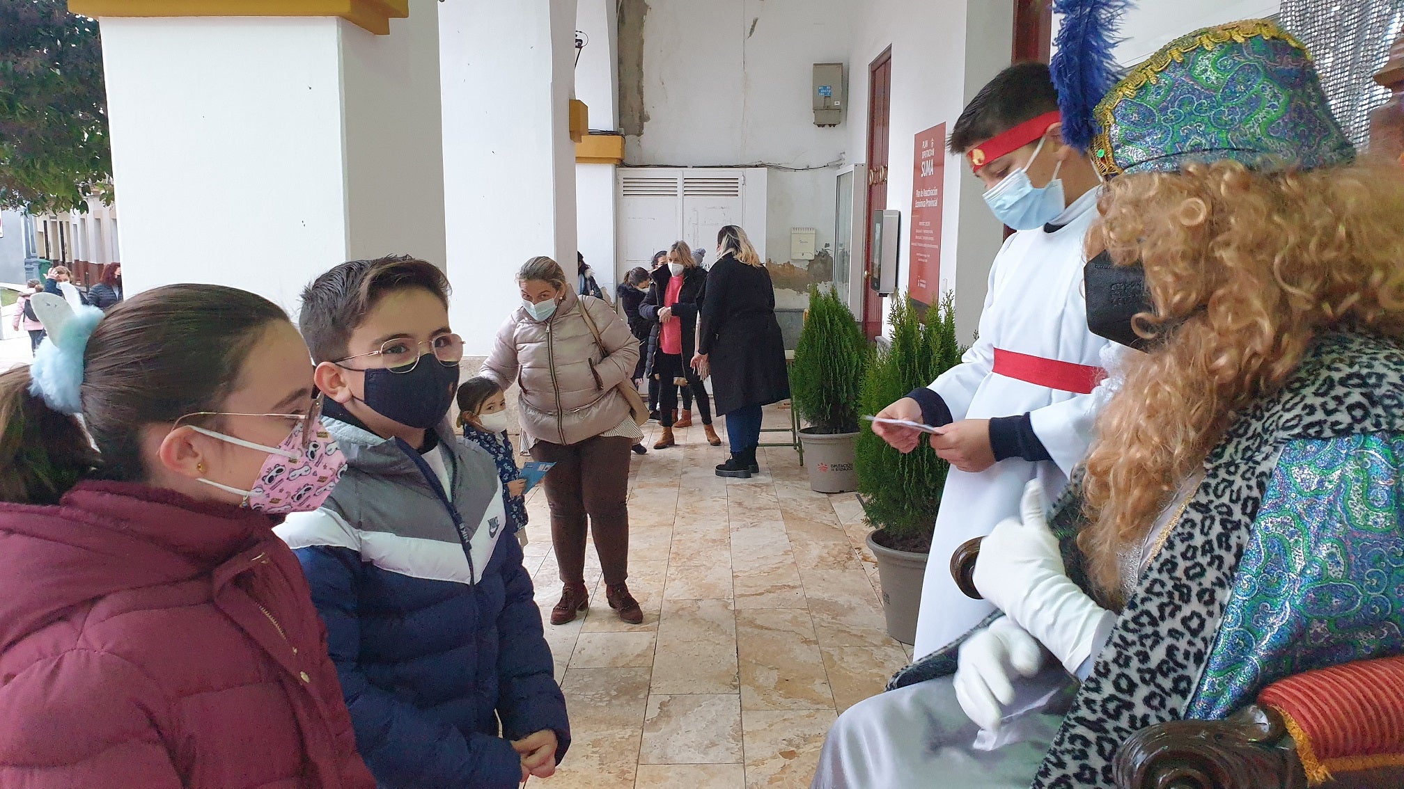 Los pequeños entregaron al Paje Real su carta dirigida a los Reyes Magos. 