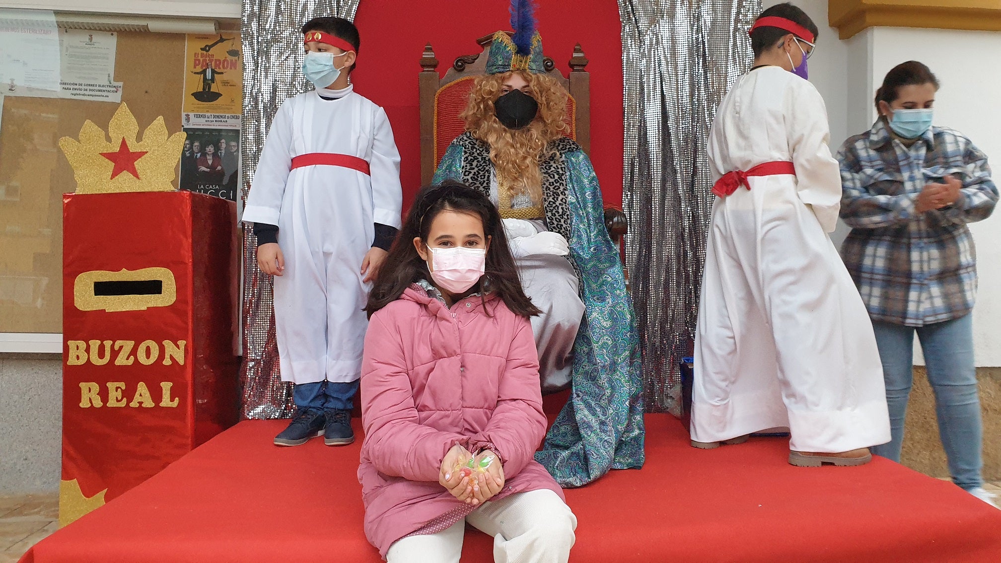 Los pequeños entregaron al Paje Real su carta dirigida a los Reyes Magos. 