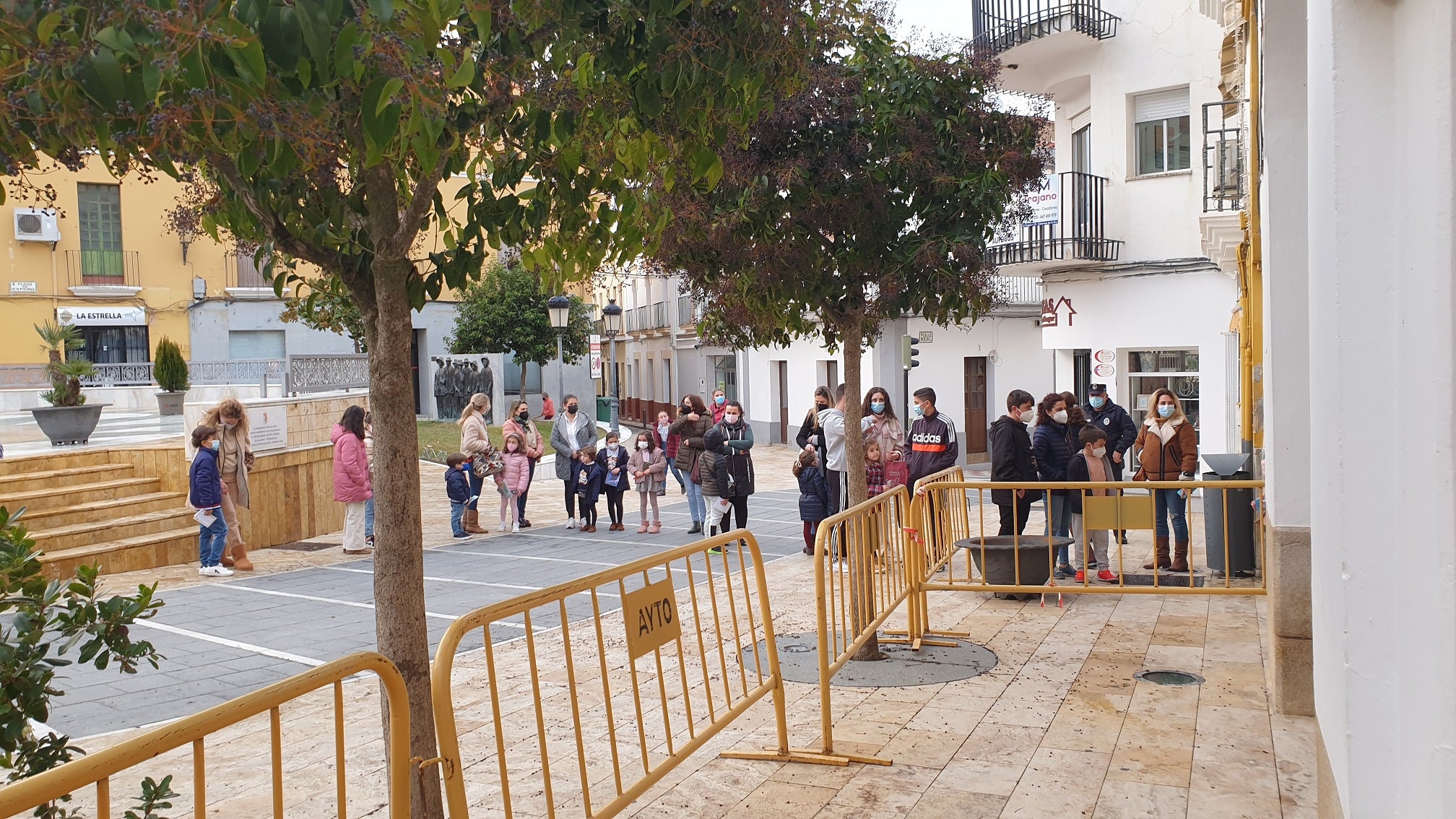 Los pequeños entregaron al Paje Real su carta dirigida a los Reyes Magos. 