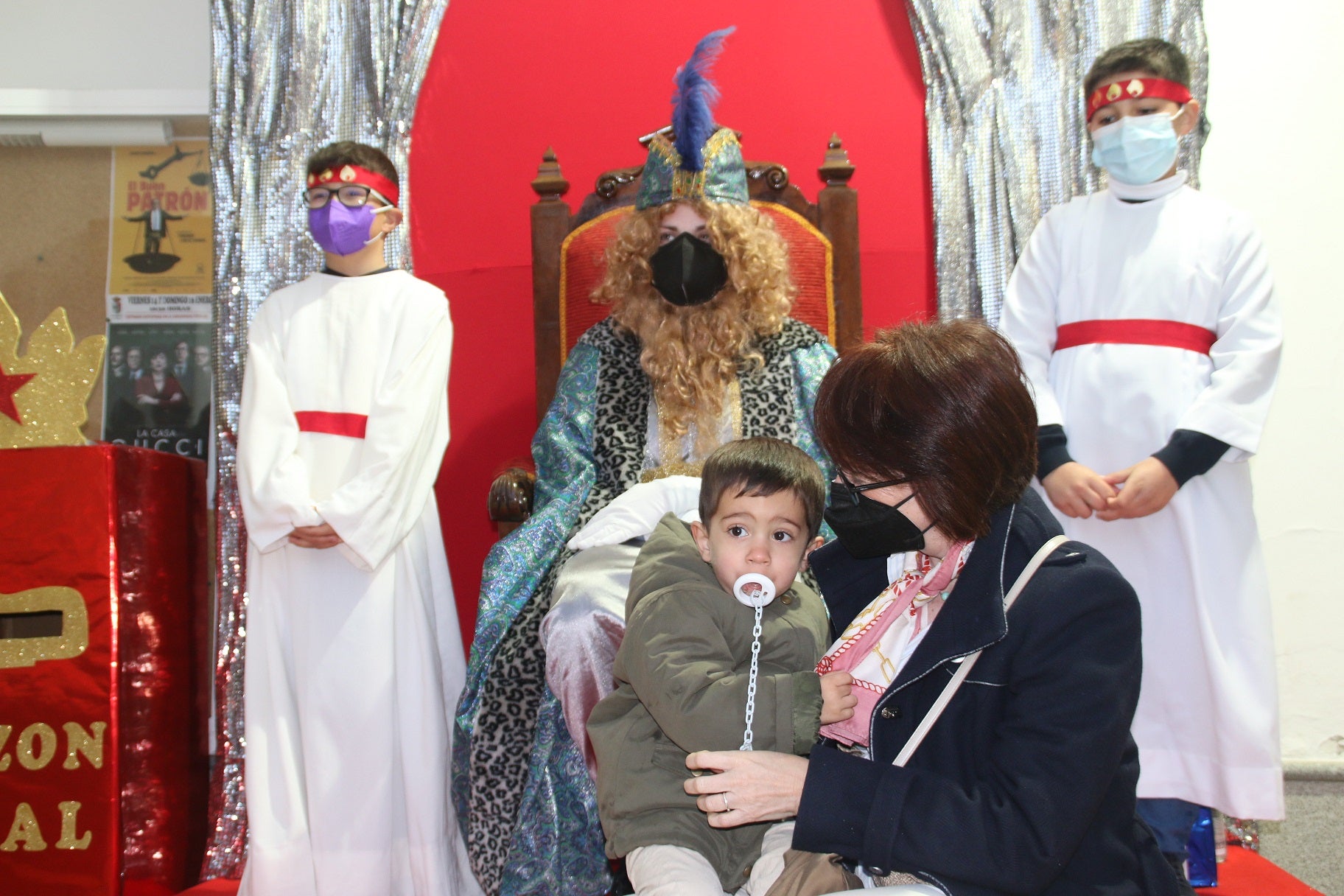 Los pequeños entregaron al Paje Real su carta dirigida a los Reyes Magos. 