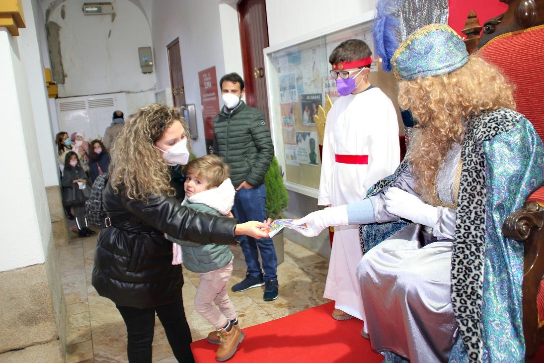 Los pequeños entregaron al Paje Real su carta dirigida a los Reyes Magos. 
