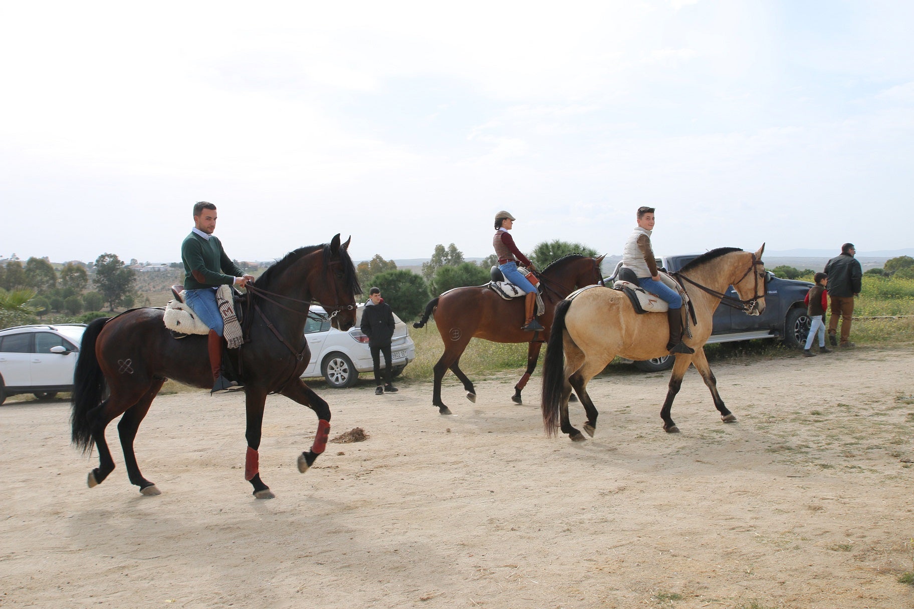 Participantes en la ruta ecuestre hasta la Romería de San Valentín. 