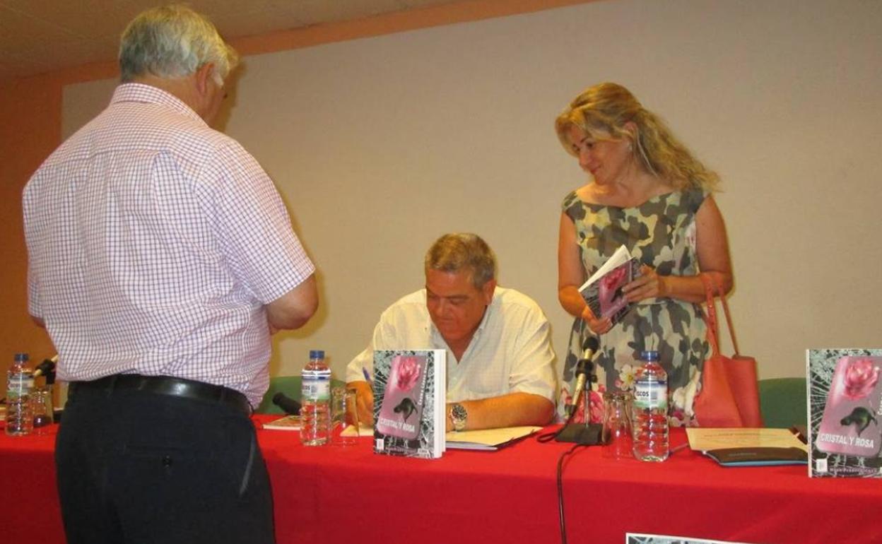 El autor firmando ejemplares de su poemario tras la presentación. 