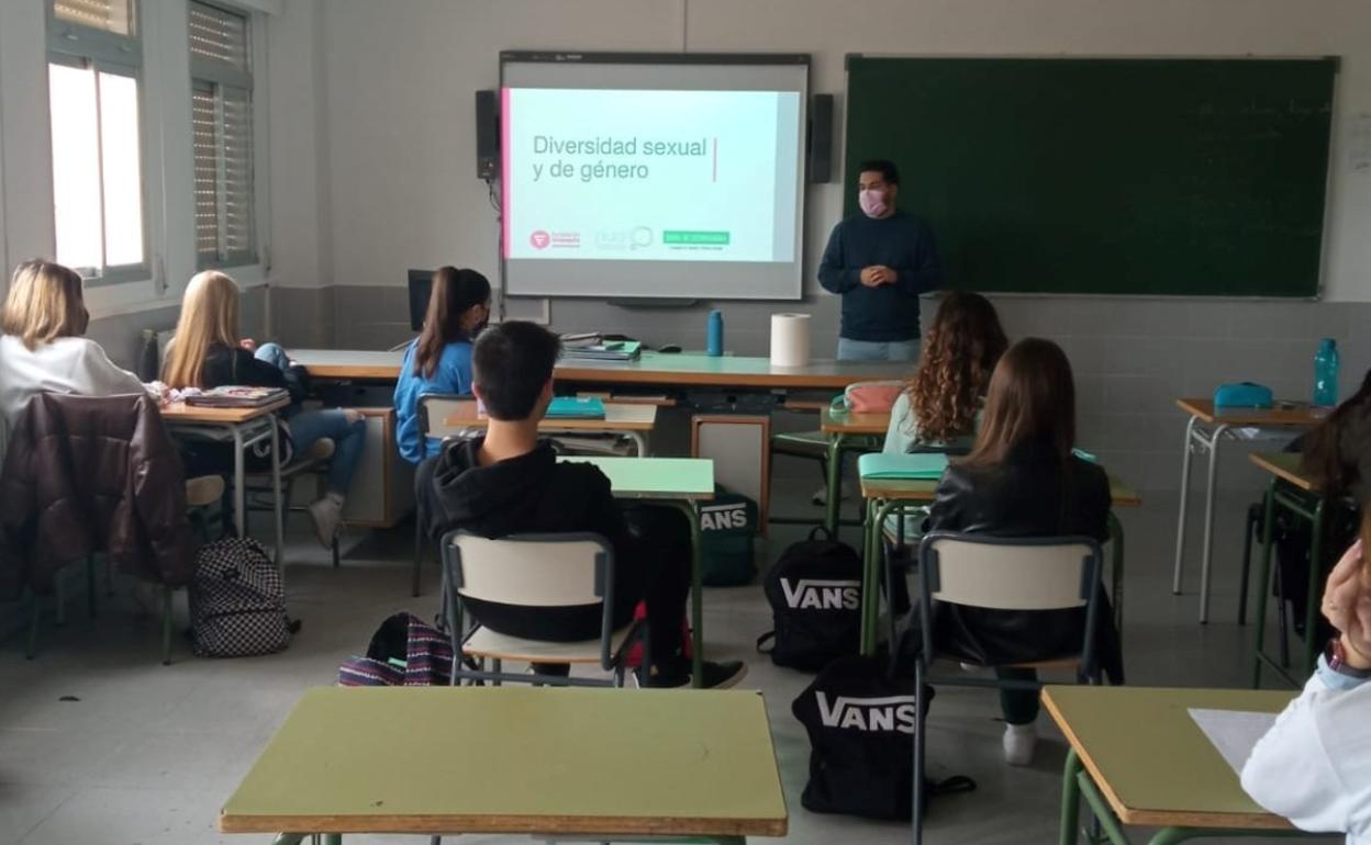 Alumnos asisten a una charla de la Fundación Triángulo. 