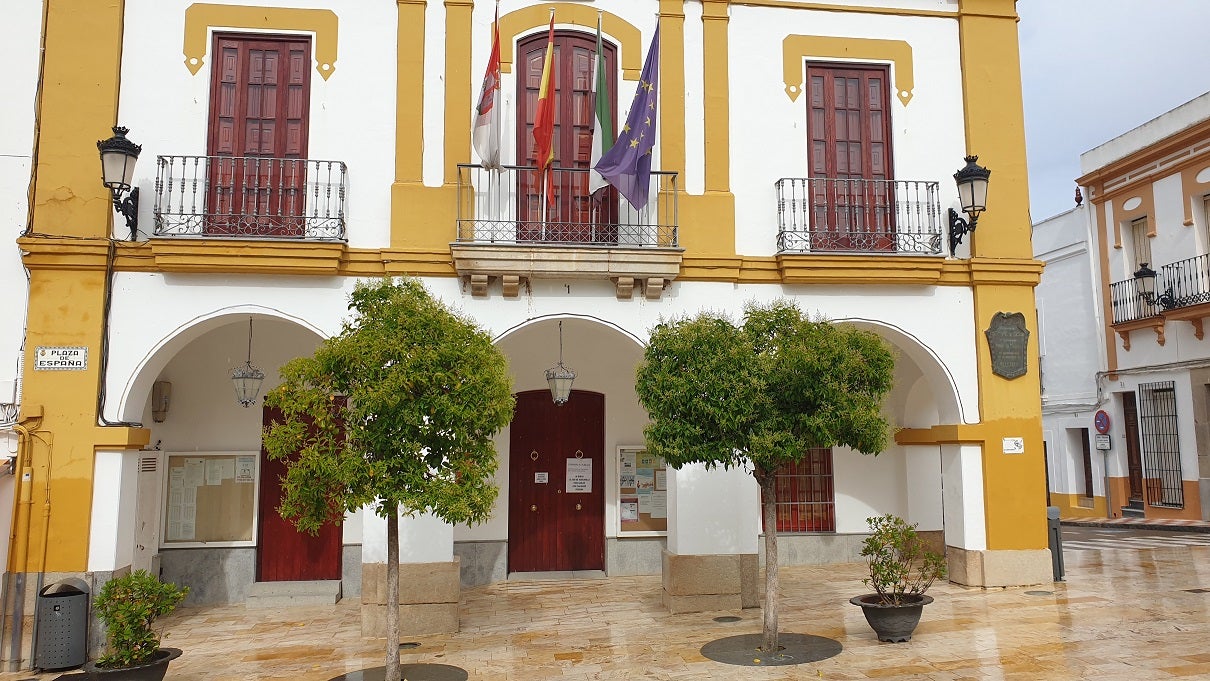 Fachada del Ayuntmaiento de Campanario. 