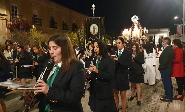 La Banda Municipal de Música acompañó al Nazareno en su salida a la Virgen en su regreso. 