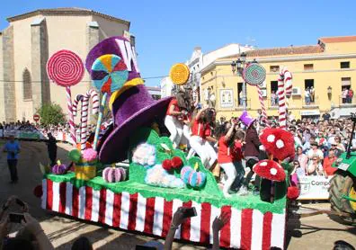 Imagen secundaria 1 - Carroza 'Los ososo amorosos' (arriba), carroza ' El sombrero de Willy Wonka' (izquierda) y jinetes a caballo (derehca). 