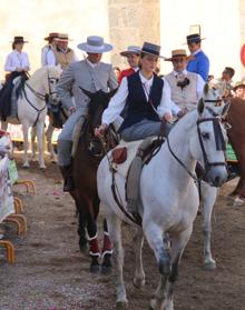 Imagen secundaria 2 - Carroza 'Los ososo amorosos' (arriba), carroza ' El sombrero de Willy Wonka' (izquierda) y jinetes a caballo (derehca). 