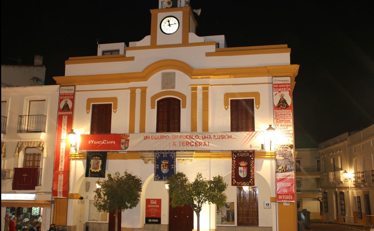 El Ayuntamiento ha colocado en su fachada una pancarta en apoyo al equipo. 