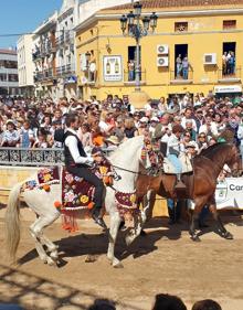 Imagen secundaria 2 - Muchso vecinos lucieron los trajes regionales y vistieron a los caballos con las tradicionales 'caídas'. 