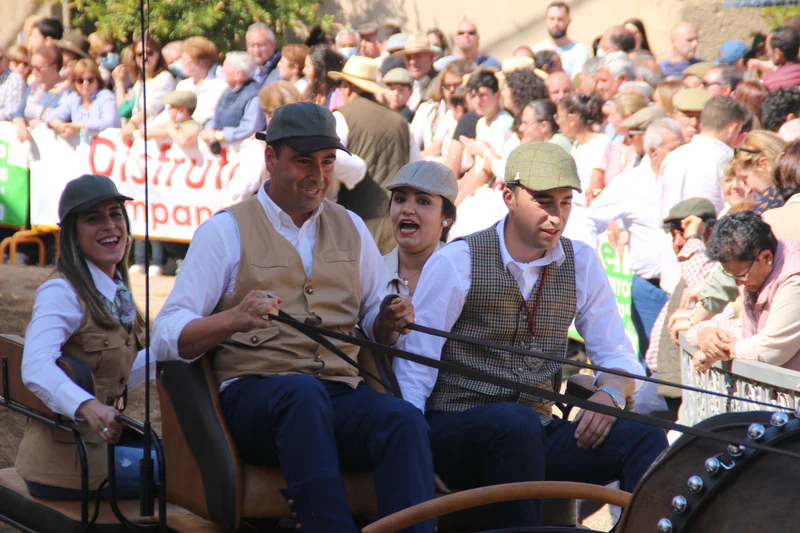 Desfile de caballos, jinetes y amazonas en la Plaza de España de Campanario.