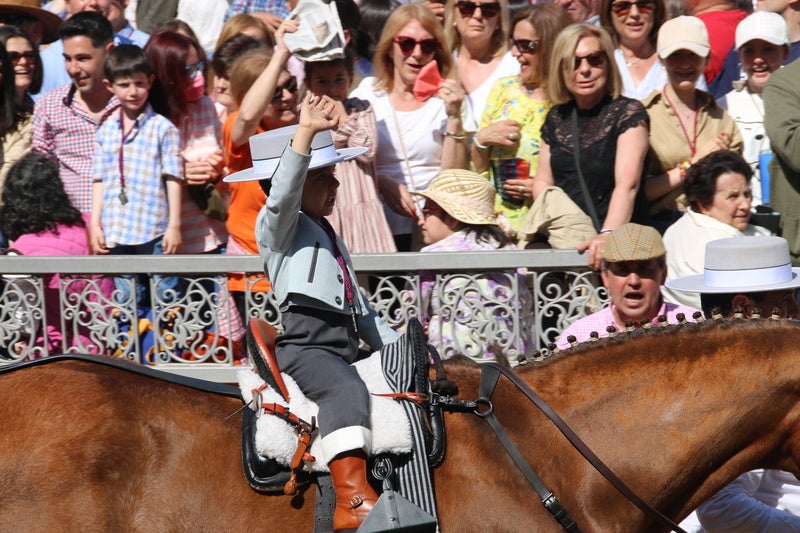 Desfile de caballos, jinetes y amazonas en la Plaza de España de Campanario.