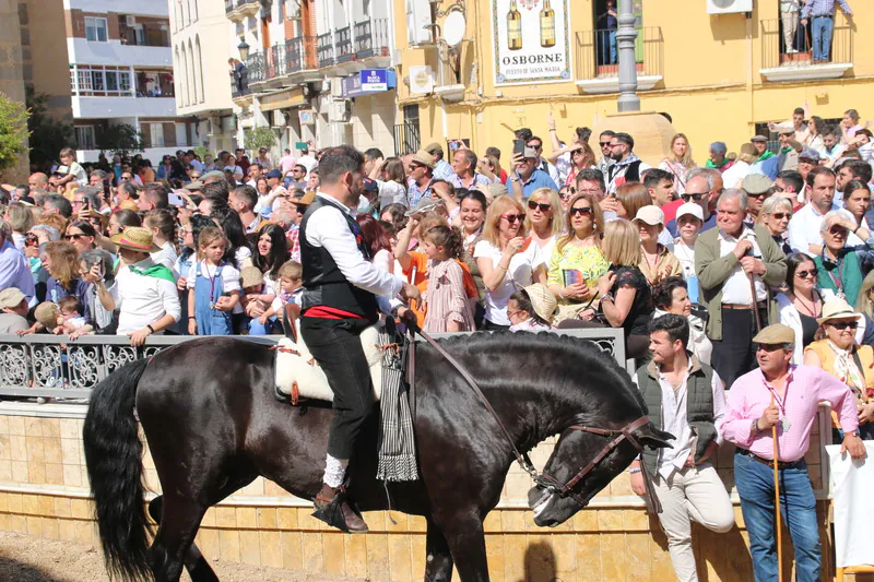 Desfile de caballos, jinetes y amazonas en la Plaza de España de Campanario.