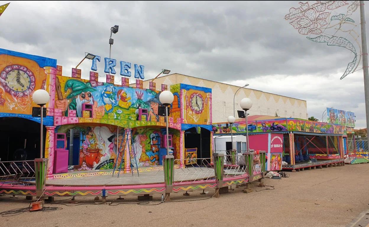 Instalando las atracciones junto al Auditorio Municipal. 