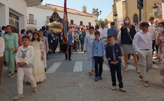 Procesión con la Virgen de Campanario en el día más grande de su Feria de Abril. 