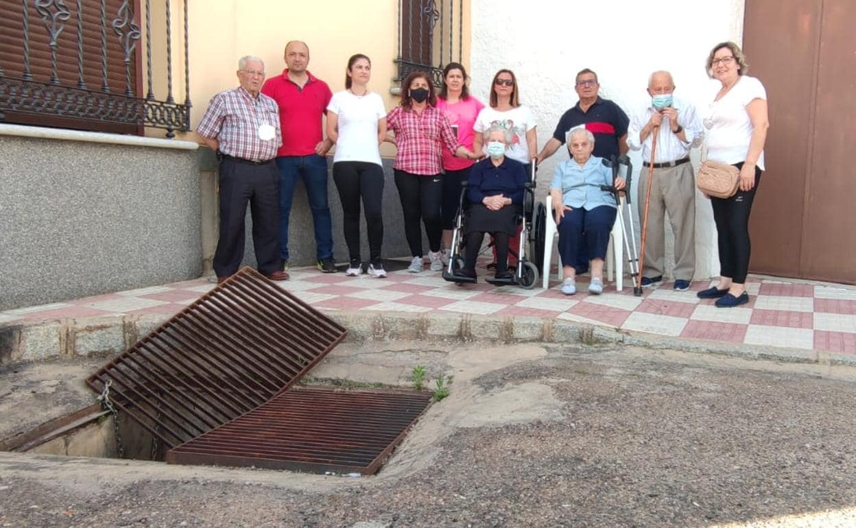 Varios vecinos afectados por las calles Magacela y Olivo, afectados por las inundaciones. 