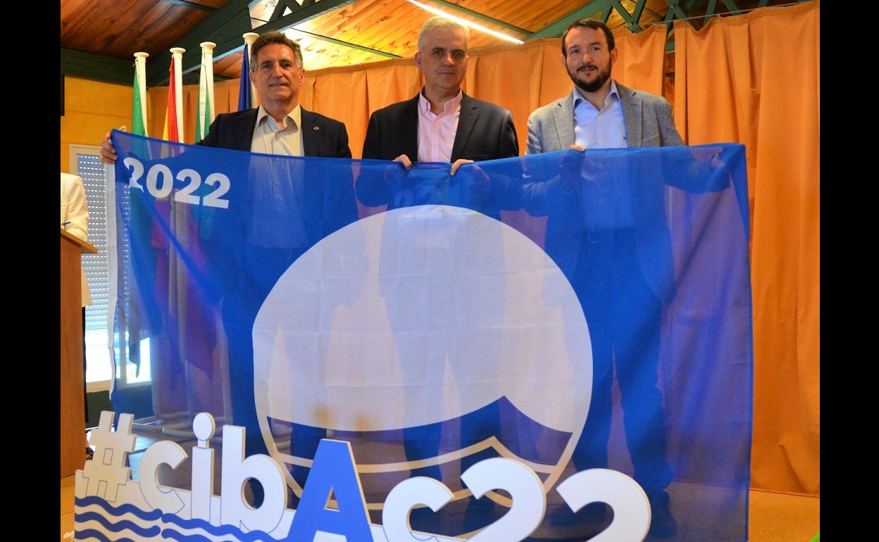 La Bandera Azul ondeará en la Playa de Campanario en los próximos días